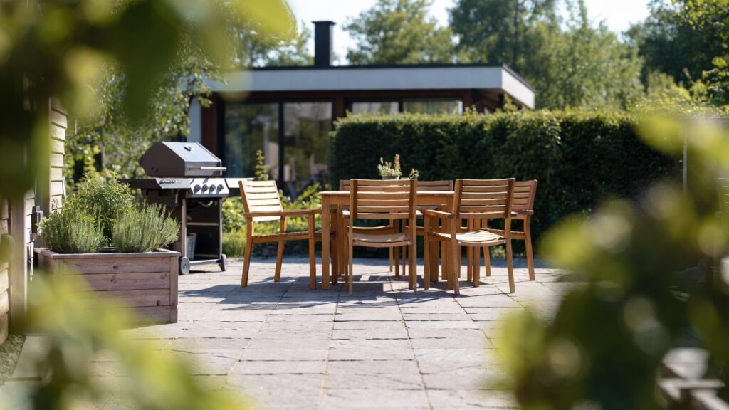 Uteplats nära Stockholm, utemöbler i trä och en gasolgrill